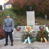 Eine Steintafel am Gefallenendenkmal in Adelzhausen erinnert an den 21-jährigen Bundeswehrsoldaten Georg Kurat. Er wurde im Februar 2011 bei einem Attentat der Taliban in Afghanistan getötet.