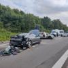 Schwerer Unfall auf der B17: Bei Lagerlechfeld fuhr ein Lastwagen in ein Stauende. Eine Person starb, eine weitere wurde schwer verletzt ins Uniklinikum Augsburg geflogen.