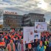 Auch in Augsburg legen Beschäftigte der Metall- und Elektroindustrie die Arbeit nieder - unter anderem bei Kuka. Sie wollen acht Prozent mehr Lohn und Gehalt.