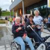 Erna Fröhlich (links) und Cilly Menhard (Mitte) ließen sich von Claudia Bordon-Vieler (rechts) das Tandem-E-Bike erklären, bevor sie die allererste Probefahrt machen durften.