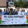 Vor dem Schloss in Leipheim werben die vielen Beteiligten für den Donautal-Radelspaß "Rund um Leipheim" am 20. September 2015. 