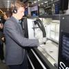 Christian von Burg (Firma Sintratec) führt den 3-D-Drucker vor. Die Teile entsprechen den von Daimler vorgegebenen Produktionsstandards. Statt mehrere Monate dauert die Produktion und Auslieferung eines 3-D-Druckteils nur ein paar Tage.  	