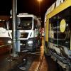 Ein Lastwagen hat am Montagnachmittag an der Gögginger Brücke in Augsburg eine Straßenbahn gerammt. 