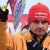 Skisprung-Bundestrainer Stefan Horngacher hält die Fahne hoch.