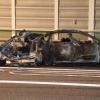 Bei dem schweren Unfall auf der Autobahn 6 an der Anschlussstelle Öhringen bei Heilbronn kamen vier Menschen ums Leben. Zwei weitere wurden schwer verletzt. Das Auto brannte komplett aus.