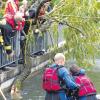 Einsatz am Hanreibach: Die Feuerwehr fischte einen Baumstamm aus dem Wasser. 