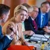 Manuela Schwesig (SPD, 2.v.l), Ministerpräsidentin von Mecklenburg-Vorpommern, eröffnet ein Treffen.