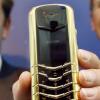 Ein Vertu Signature Telefon aus 18-karätigem Gelbgold. Die Marke Vertu ist bekannt für ihre mit Edelsteinen besetzten Mobiltelefone. Foto: Maurizio Gambarin (Symbolbild) dpa