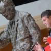 Sigmar Gabriel vor einer schier übermächtigen Skulptur von Willy Brandt. Die Talfahrt der Partei in den Umfragen hat zu einer wachsenden Kritik an seiner Person geführt.