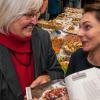 Roswitha Kugelmann und Ann-Kathrin Glania-Bunea von Sozialkaufhaus „Contact“ haben ein Kochbuch geschrieben, in dem sie 50 Rezepte von Augsburger Projekten, Menschen, Unternehmen und Initiativen und deren Arbeit vorstellen. 