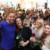 Bachelor Andrej Mangold (links) nahm sich gestern in der Glacis-Galerie Zeit für Fotos mit seinen Fans. (Von links) Yvonne Hermann, Nicole Jung und Melina Dämmer durften im Vorfeld bei einem Meet & Greet mit ihm plaudern. 	