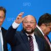 Thomas Oppermann, Martin Schulz  und Sigmar Gabriel: Während die CDU rasch zur Tagesordnung übergeht, herrscht zur gleichen Zeit im Willy-Brandt-Haus ausgelassene Jubelstimmung.  