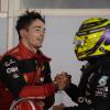 Lewis Hamilton (rechts) beglückwünscht Charles Leclerc zum Auftaktsieg in Bahrain.  