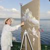 Angelika Böhm-Silberhorn beim Malen am Ammersee.	