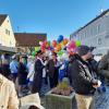 Bei strahlendem Wetter feierten die Schlorper auf dem Marktplatz in Krumbach Winterfest und stellten ihren Narrenbaum auf.