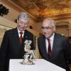Zu seinem 75. Geburtstag stiftete Kurt Viermetz (hier mit Theo Waigel) dem  Maximilianmuseum eine Silberfigur.