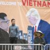 "Willkommen": Ein Banner mit Kim Jong Un und US-Präsident Donald Trump hängt in Hanoi.