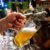 In einer Gaststätte wird ein Bier gezapft. So wenig Bier wie 2020 haben die Verbraucher in Deutschland seit Jahrzehnten nicht mehr getrunken.
