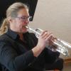 Prädikantin Kerstin Steinsberger an ihrer Trompete beim Jazzgottesdienst in der evangelischen Erlöserkirche. 