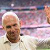 Der frühere Bayern-Spieler Arjen Robben winkt.