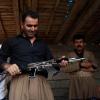 Irakische Kurden prüfen Waffen für den Krieg gegen den IS. 