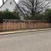 Ein unbekannter Täter hat diesen Zaun in der Hettlinger Straße in Laugna beschmiert und einen Schaden von 5000 Euro verursacht. Die Polizei sucht nach Zeugen und Hinweisen. 