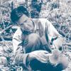 Der Komponist des Zufalls John Cage beim Pilzesammeln.  