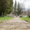 Weg mit Blick auf den Delphin-Brunnen im Schacky-Park.