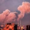 Nach einem israelischen Luftangriff steigt Rauch über Gebäuden auf.