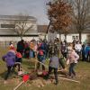 Für die Umweltwoche mit dem Motto „Bäume – Klimaschützer und Geschichtenerzähler“. pflanzen Grundschulkinder aus Kissendorf eine Rotbuche im Pausenhof. 