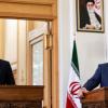 Besuch in Krisenzeiten – Außenminister Heiko Maas und sein iranischer Amtskollege Mohammed Dschawad Sarif bei der Pressekonferenz.  	 	