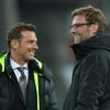Die deutschen Trainer Markus Weinzierl (l) von Augsburg und Jürgen Klopp von Liverpool unterhalten sich.