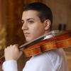 Der Augsburger Violinist Sandro Roy schaut nach vorne. Er ist mit seinen 20 Jahren schon ein gefragter Musiker. 

