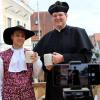 „Auf die Gesundheit!“, hieß es zehn Mal "Ratsch am Marienplatz". Hier interviewt Tom Trilges von der Friedberger Allgemeinen gerade Stadtpfarrer Steffen Brühl.