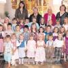 Die Kinder des Kindergartens St. Elisabeth Laugna im Jubiläumsjahr nach dem Festgottesdienst. 