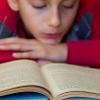 Manchen Kindern fällt das Lesenlernen leicht, andere tun sich mit dem Lesen anfangs schwer. Eine Studie zeigt nun, was sich beim Lesenlernen im Gehirn verändert.