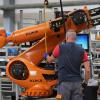 Roboter werden in der Produktion des Roboterbauers Kuka in Augsburg montiert.