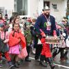 Gemeinsam mit Trommler Albert zogen Schülerinnen und Schüler der Grundschule durch Burgau, um die Gewerbetreibenden aufzufordern, Süßigkeiten und Brezen aus den Fenstern zu werfen. 