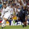 Real Madrids Superstar Cristiano Ronaldo (l) setzt sich gegen ManCitys Vincent Kompany durch und erzielt  den Siegtreffer zum 3:2. Foto: Juanjo Martin dpa