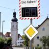 Viele Verkehrsteilnehmer sind auf den Straßen der Gemeinde Weil zu schnell unterwegs. Das haben Messungen ergeben. Unser Foto zeigt eine Geschwindigkeitsmessanlage in der Kirchstraße in Geretshausen. 	