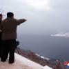 Kim Jong Un (r) und Kim Myeong-Uk, Kommandeur der Seestreitkräfte, beobachten den Test eines strategischen Marschflugkörpers. Das Bild wurde von der nordkoreanischen Regierung zur Verfügung gestellt.