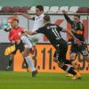 FCA-Spieler Rani Khedira kämpft mit Ermedin Demirovic um den Ball. Der Freiburger handelte sich in der siebten Spielminute die erste Gelbe Karte ein, weil er Uduokhai auf den Knöchel trat.