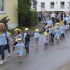Stolz zogen die Kinder vor ihren Eltern und Großeltern nach dem Gottesdienst durch Zöschingen zu ihrem Kindergarten.
