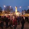 Der Schlosshof füllte sich am Eröffnungstag des Affinger Weihnachtsmarktes gegen Abend zunehmend.