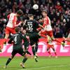 Bayerns Leon Goretzka (l) kam gegen Bremen erst in der 64. Minute ins Spiel.