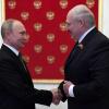Klar verteilte Rollen: Diktator Alexander Lukaschenko ist von der Unterstützung Wladimir Putins abhängig.   