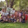 Das Gründungsfoto der Rosenkids: Mit rund 20 Kindern ging es anno 2003 los. Ein symbolischer Baum mit den Fotos der Kinder als Blätter war zum Start gebastelt worden, später wurde auch ein richtiger Baum gepflanzt.