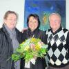 Aindlings dritte Bürgermeisterin Gertrud Hitzler (links) überbrachte Karin und Karl Foistner Glückwünsche zur goldenen Hochzeit. Foto: Martin Golling