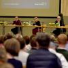 Bei der Podiumsdiskussion der Donau-Zeitung in Syrgenstein präsentierten sich die drei Kandidaten (von links) Dieter Kogge, Mirjam Steiner und Ralf Kindelmann auf der Bühne.