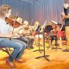 Das Streichensemble der Musikschule spielt unter Leitung von Thomas Ilg „Divertimento Nr. 3“ von Wolfgang Amadeus Mozart in F-Dur.  